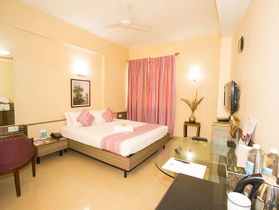 Executive Suite Queen Bed - 9